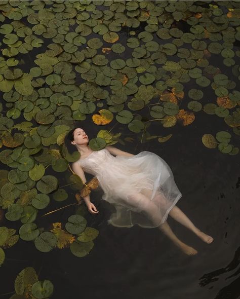 Self Portrait Artists, Kunst Inspo, Lake Photoshoot, Water Nymphs, Dreamy Photography, Photographie Portrait Inspiration, Poses References, Naha, Art Poses