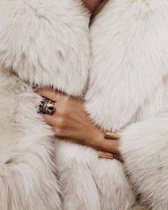 Fur Coat Street Style, Fur Aesthetic, Winter Outfits Street Style, Winter Mode Outfits, Coat Street Style, White Fur, Winter Aesthetic, Fur Fashion, White Aesthetic