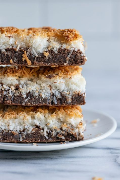 The Black & White Brownie from the Bakehouse - Zingerman's Deli Brownie Desserts Recipes, White Brownies, Drop Cake, White Chocolate Brownies, Black And White Cookies, White Cookie, King Food, Brownie Toppings, Coconut Macaroons