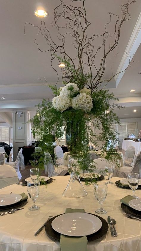 Tall Arrangements Wedding, Dinner Table Flower Arrangements, Fern Centerpiece, Bridesmaids Brunch, Tall Arrangements, Enchanted Forest Decorations, Floral Centrepieces, Wedding Welcome Table, Catering Table