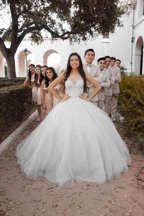 #quince #damas #chambelanes Quince Party Pictures, Quince Picture Ideas With Chambelanes, Damas Outfits Quinceanera Red, Quince Damas And Chambelanes, Quinceanera Damas And Chambelanes, Quince Damas Outfits, Quince Photoshoot Ideas With Court, Damas Outfits Quinceanera, Quinceanera Court Pictures