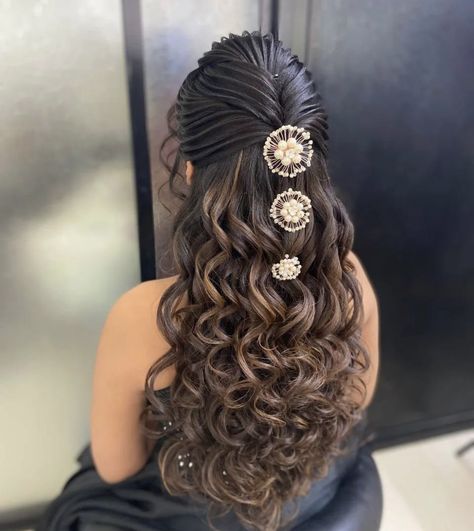 Hairstyle For Bride Indian Wedding Hairs, Siders Hairstyle Wedding, Roka Hairstyles, One Piece Hairstyles, Hair Open Hairstyles, Front Variation Hairstyle Indian, Braid With Curls Hairstyles, Anarkali Hairstyles, Lehanga Hair Styles