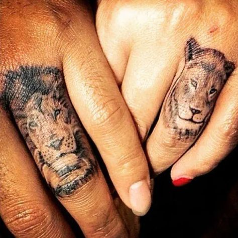 Matching Relationship Tattoos, Wedding Band Tattoo, Rings Tattoo, Tiny Finger Tattoos, Best Couple Tattoos, Tattoo Diy, Tattoo Unique, Small Couple Tattoos, Wedding Ring Tattoo