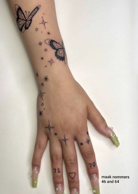 Wrap Around Hand Tattoo, Hand Wrist Tattoos For Women, Cute Arm Tattoo, Hand And Wrist Tattoos, Women Hand Tattoos Ideas, Simple Armband Tattoo, Cute Forearm Tattoos, Tattoos Hands, Types Of Tattoos