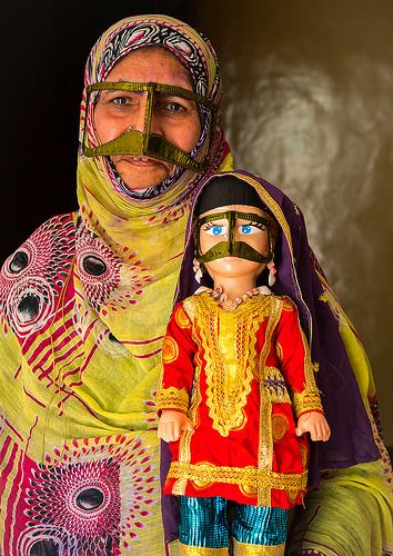 a bandari woman with a doll © Eric Lafforgue www.ericlafforgue.com Emarati Traditional Dress, Emarati Dress, Khaliji Dress, Persian Clothes, Qeshm Island, Traditional Mask, Persian People, Persian Women, Arabic Clothing