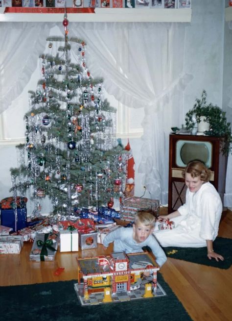 22 Christmas Photos That Are The Definition Of Old-School Cool Vintage Christmas Tree Decorations, Old Time Christmas, Vintage Christmas Photos, Vintage Children Photos, Mid Century Christmas, Married Christmas, Christmas Family Photos, Old Christmas, Christmas Night