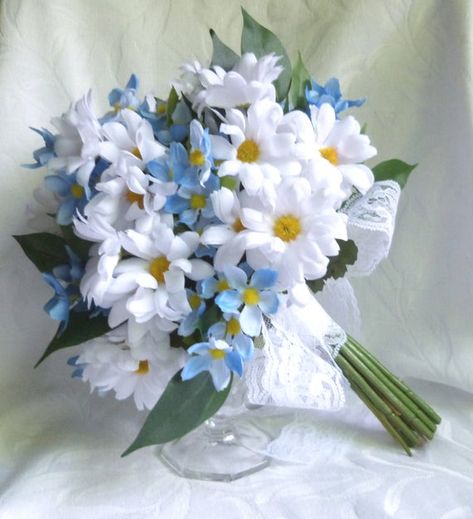 Cosmos Wedding Bouquet, Cosmos Wedding, Daisy Wedding Theme, Flower Hacks, Daisy Bridal Bouquet, Bellas Wedding, Daisy Bouquet Wedding, Blue Cosmos, Bridal Bouquet White