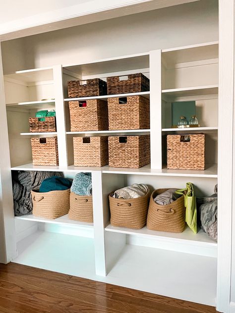 Open Shelf Organization Bedroom, Bed 2023, Storage Baskets Bedroom, Organization Baskets, Shelves Organization, Guess Room, Diy Closet Shelves, Alcove Shelves, Shelf Above Bed