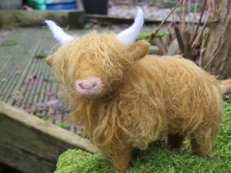 White Horns, Scottish Cow, Needle Felting Diy, Scottish Highland Cow, Felted Animals, Farm Stand, Hand Felted, Hanging Hearts, Felt Diy