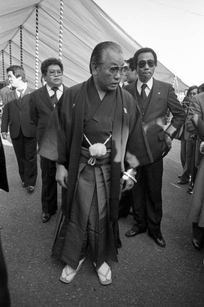 Yakuza members gather to attend the funeral for 'Yamaguchi-Gumi' leader Kazuo Taoka on October 25, 1981 in Kobe, Hyogo, Japan. Deliquent Japan, Yakuza Illustration, Japanese Yakuza Aesthetic, Yakuza Fashion, Yakuza Outfit, Japan Yakuza, Yamaguchi Gumi, Bosozoku Fashion, Hyogo Japan