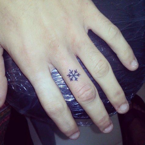 Tiny Snowflake Tattoo Bow Finger Tattoos, Snowflake Tattoos, Arrow Tattoo Finger, Flower Finger Tattoos, Girl Finger Tattoos, Finger Rose Tattoo, Snowflake Tattoo, Finger Tattoos For Couples, Tiny Flower Tattoos