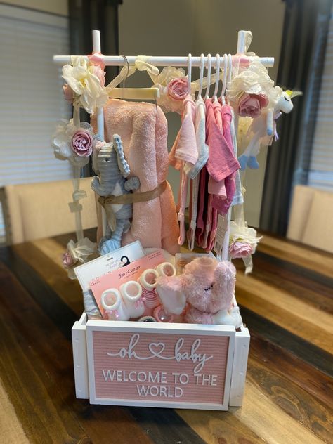 Creative Ways To Give A Gift, Cute Baby Baskets Gift Ideas, Baby Shower Boxes Diy, Baby Girl Baby Shower Gift Ideas, Baby Shower Gifts For Girl, Baby Shower Basket Gift Ideas Girl, Baby Shower Gift Box Ideas, Gender Reveal Gift Basket, Diy Baby Gift Basket