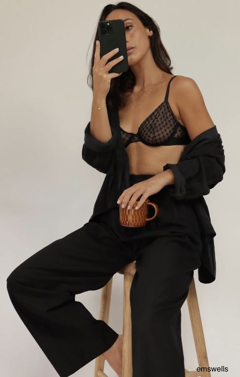 Boudiour Poloroid Ideas Outfits, Simple Photoshoot Outfits, Langere Photoshoot, Lingeniere Photoshoot, Lingerielook Photoshoot Outfits, Olivia Photoshoot, Outfit Photoshoot Ideas, Simple Black Bodysuit, Lingerielook Photoshoot