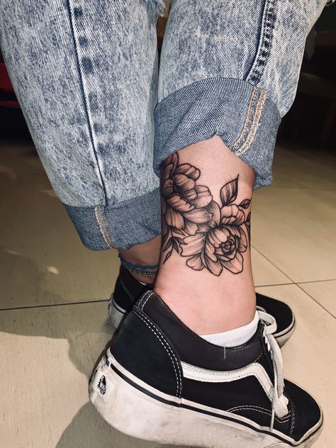 Inner Ankle Tattoo, Pie Tattoo, Ankle Tattoo Cover Up, Inner Ankle Tattoos, Dahlia Tattoo, Tattoo Perna, Tattoo Over Scar, Line Tattoo Ideas, All Black Tattoos