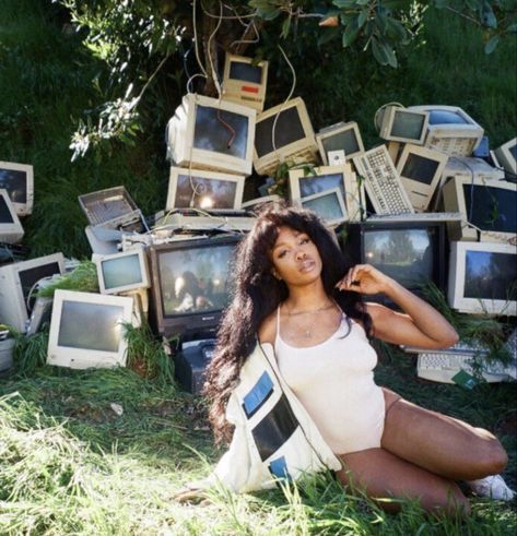 ໊ on Twitter: "This album photoshoot is so pretty. Sza really devoured this one.… " Album Photoshoot, Sza Ctrl, Music Album Art, Me Against The World, Music Album Cover, Frank Ocean, World Music, Music Album, Computer Wallpaper