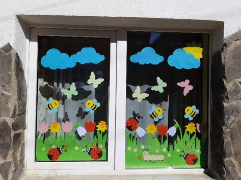 Spring Decorations Kindergarten, Safari Kids Crafts, Classroom Window Decorations, Spring Classroom Decorations, Decoration Creche, Spring Crafts Preschool, Kindergarten Decorations, April Crafts, School Door Decorations