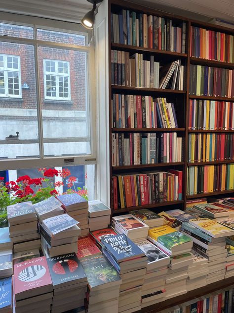 Cute Book Shop Aesthetic, Bookstores Aesthetic, Cute Bookstore, Book Piles, Book Store Aesthetic, Routine Inspiration, Bookshop Café, Bookstore Aesthetic, Independent Bookstore