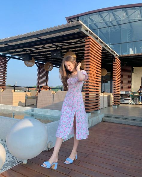 Frock Photos, Simple Long Dress, Mini Frock, Ootd Korean, Mini Dres, Stylish Short Dresses, Women Dresses Classy, Photography Posing Guide, Stylish Photo Pose