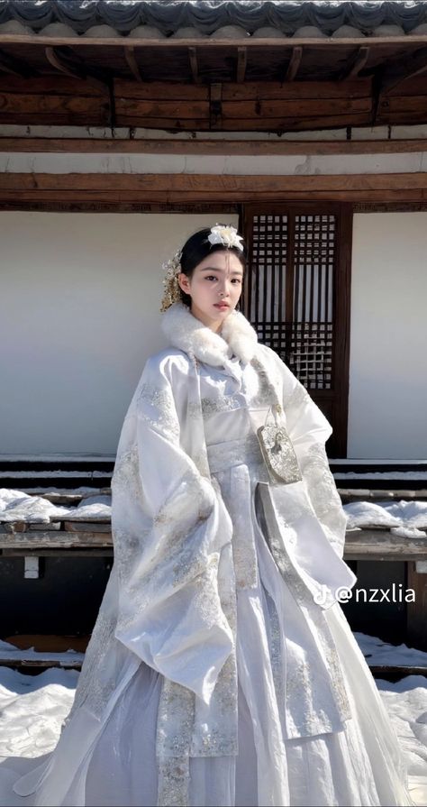 Korean Hanbok Princesses, Hanbok Male, Traditional Korean Wedding, Hanbok Wedding Dress, Hanbok Wedding, The King's Woman, Korean Wedding Dress, Korean Princess, Royal Clothes