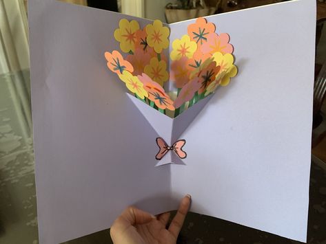 Flower bouquet pop up card Pop Out Flower Card Diy, Flower Pop Out Card, Pop Up Bouquet, Mini Pop Up Cards, Diy Pop Up Flower Bouquet, Pop Up Bouquet Card, Pop Up Flower Bouquet, Floral Pop Up Card, Flower Pop Up Card