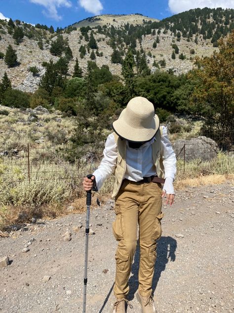 Geologist in field Archaeologists Outfit, Field Biologist Outfit, Field Work Outfit Women, Geologist Outfit, Field Clothes, Study Outfit, Field Work, White Desert, Outfits Baggy