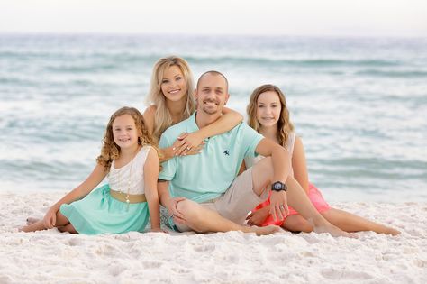 Family Poses On The Beach, Destin Florida Family Beach Pictures, Modern Beach Photoshoot Family, Family Of 4 Beach Photo Ideas, Family 4 Beach Pictures, Beach Pictures Family Of Four, Beach Poses With Family, Beach Family Photography Poses, Family Sunrise Beach Pictures