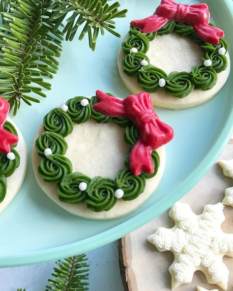 Buttercream Christmas wreath cookie Christmas Wreath Cookies, Wreath Cookies, Easy Christmas Cookie Recipes, Christmas Cookies Easy, Xmas Cookies, Christmas Cookies Decorated, Christmas Sugar Cookies, Cookies Decorated, Christmas Cooking