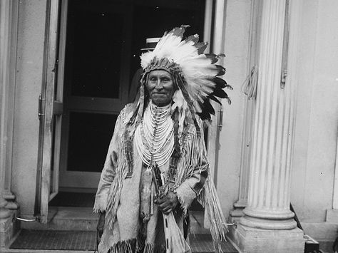 The state is removing the likeness of Marcellus Red Tomahawk, a historic tribal leader, from the signs. Native American Photography, Sioux Nation, Sioux Indian, Sioux Tribe, Lakota Sioux, Sitting Bull, Turtle Island, Native American Pictures, Native American Photos