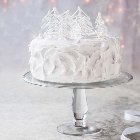 Producing a showstopping Christmas cake is easy with our step-by-step decorating instructions. Christmas Cake Roll, Christmas Confections, Frozen Wedding, Traditional Christmas Cake, Christmas Cake Recipe, Winter Cakes, Winter Wonderland Cake, Decorative Food, Wonderland Cake