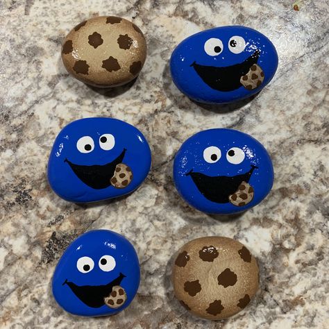 Matching Rock Painting Ideas, Cookie Monster Rock Painting, Cookie Rock Painting, Rock Bugs, Monster Rocks, Decorations For Table, Emprendimiento Ideas, Diy Rock Art, Painted Rock Animals