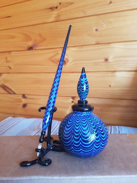 Murano inkwell and glass pen. Vintage Stationary, Glass Pen, Desk Sets, Calligraphy Writing, Vintage Pens, Pen Pals, How To Write Calligraphy, Beautiful Items, Writing Pens