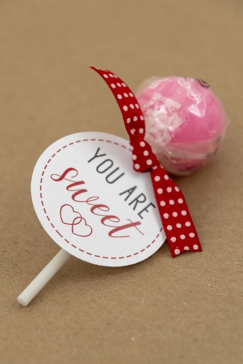 Give everyone in your class lollipop suckers with tags telling them how sweet they are. These are so easy to make with a 2 inch circle punch, and the download is free! Lollipop Printable, Presente Diy, Printable Valentines Day Cards, Valentine Messages, Valentines Gift Tags, Valentine Gifts For Kids, Valentine Crafts For Kids, Candy Crafts, Valentines Printables Free