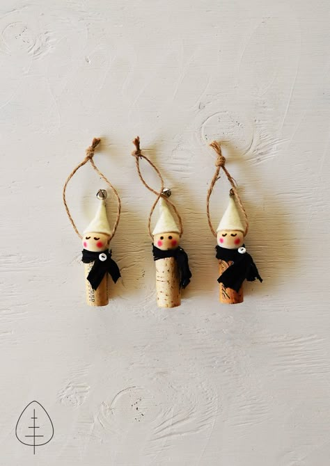 Wine cork elf ornaments are a cute, easy craft to complete in an afternoon. Perfect host/hostess gift idea, party favor, and tree decoration. Diy Christmas Ornaments Using Wine Corks, Wine Cork Dolls, Wine Cork Christmas Tree Ornaments, Champagne Cork Ornaments, Wine Cork Ornaments Diy, Cork Christmas Crafts, Christmas Cork Ornaments, Felt Flower Template, Wine Cork Crafts Christmas