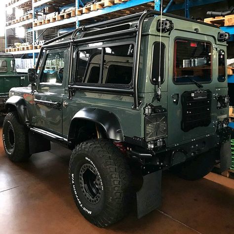 @corsettiengineering Amazing Defender 😍 Follow us ---> @dailyoverland @landrover #DefenderSeries #DefenderLife #DefenderV8 #Defender90… New Land Rover Defender, Bug Out Vehicle, Land Rover Models, Overland Vehicles, Jaguar Land Rover, Expedition Vehicle, Defender 90, Defender 110, Jeep 4x4