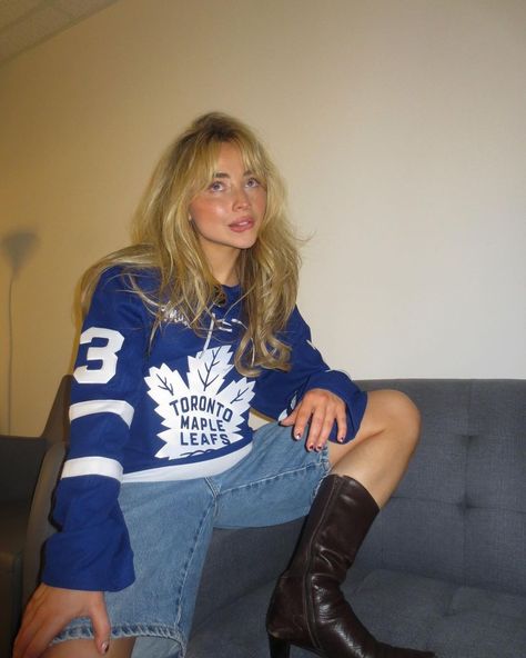 sabrina carpenter Sabrina Carpenter Street Style, Hockey Game Outfit, Hockey Outfits, Sabrina Carpenter Outfits, Jersey Outfit, Girl Meets World, Toronto Maple Leafs, Maple Leafs, Outfit Look