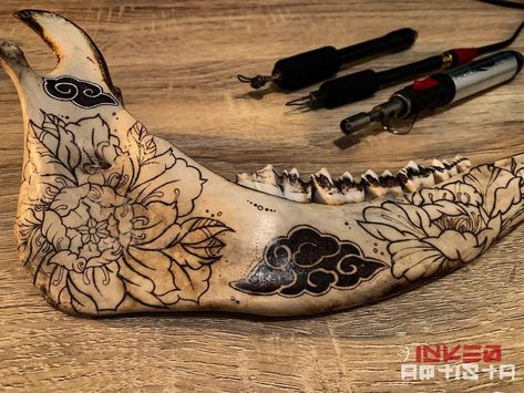 • ɪɴᴋᴇᴅᴀʀᴛɪsᴛᴀ • on Instagram: “Japanese tattoo art burned on a Sheep’s Jaw 🔥 • Pyrography Unit: @Razertip ✖️✖️✖️✖️✖️✖️✖️✖️✖️✖️✖️✖️ #inkedartista #pyrography #artonbone…” Bone Burning Art, Pyrography On Bone, Bone Burning, Jaw Bone Art, The Bone Collector, Types Of Bones, Pyrography Designs, Pyrography Tools, Bone Collector