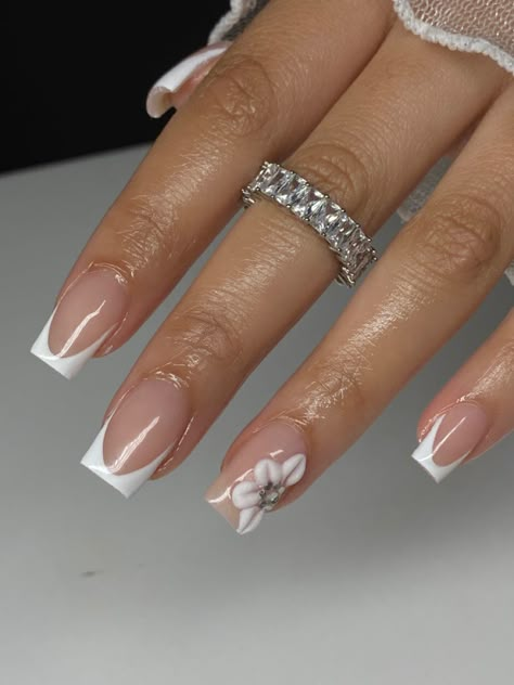 Back To School Nails Senior Year, Nails For 8th Grade Graduation, Latina Short Nails, Short Nail Designs Wedding, Baptism Nails Ideas, Short Nails Ideas White, First Communion Nails, Gold And White Nails Acrylic, French Nails With Stones