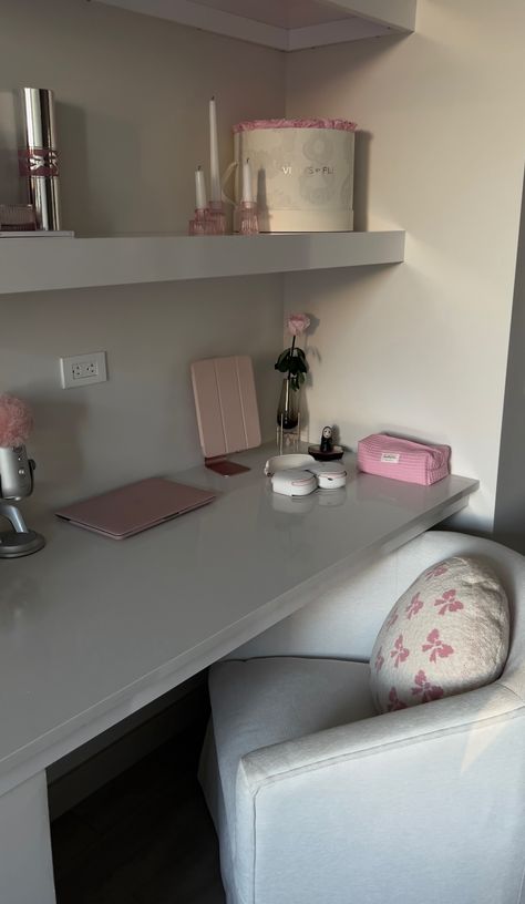 Modern Girly Room, Pink Uni Room Aesthetic, Girly Desk Ideas, Desk Shelves Decor, Cleaning My Room Aesthetic, Girly Clean Aesthetic, Decorate Small Room, Bedroom Clean Aesthetic, Clean Girl Desk