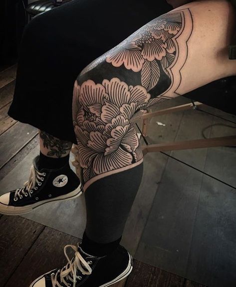 Black Sleeve Tattoo, Full Sleeve Tattoo Design, Blackout Tattoo, Tattoos Geometric, Full Body Tattoo, Leg Sleeve Tattoo, Full Sleeve Tattoos, Knee Tattoo, Tattoo Cover-up