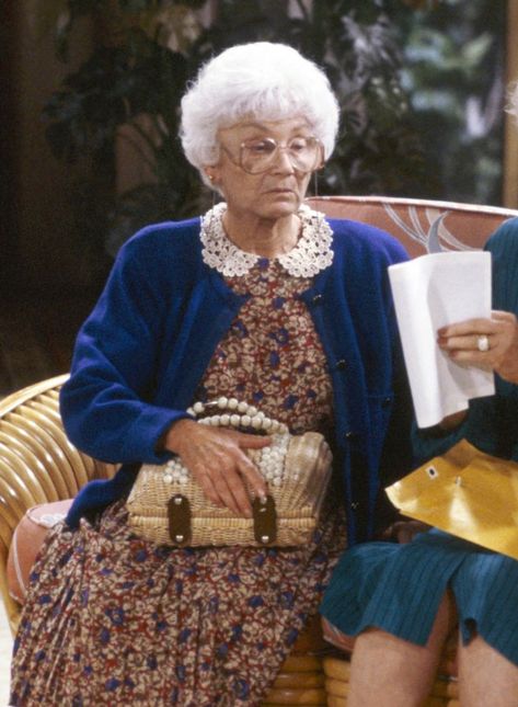 4 Grandma Trends I'm Stealing From The Golden Girls 70s Grandma Style, Granny Fashion Style, Grandma Clothes Outfits, 80s Grandma Fashion, Rich Grandma Outfit, Grandma Outfit Costume, Grandma Fashion Style, Grandma Fashion Aesthetic, Old Lady Outfit