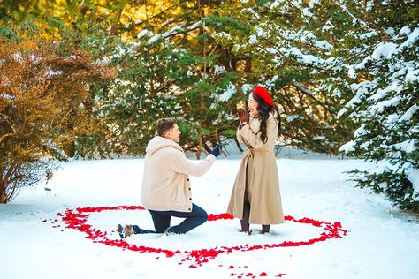 Romantic winter surprise proposal Proposal Set Up Ideas Outside Winter, Christmas Morning Proposal, Snow Proposal Ideas, Winter Proposal Ideas Engagement, Winter Proposal Pictures, Snow Proposal, Christmas Engagement Proposal, Winter Proposal Ideas, Surprise Proposal Pictures