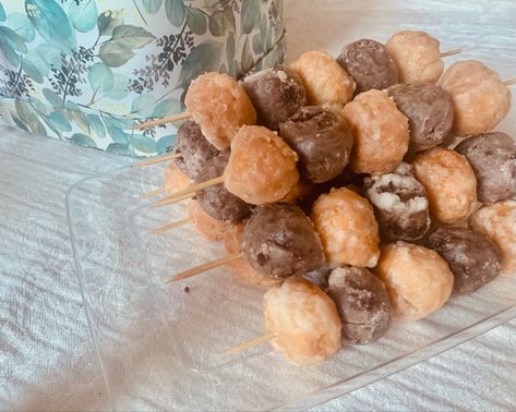 We opted for donut kabobs as a budget friendly alternative to a donut wall! #BridalBrunch Donut Hole Kabobs, Donut Graduation, Donut Holes Display, Bagel Wall, Donut Kabobs, Marketing Goodies, Coffee Baby Shower, Donut Board, Bachelorette Brunch