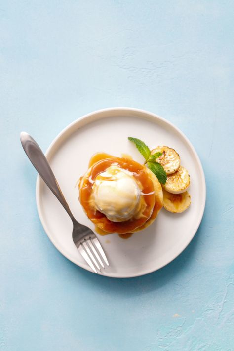 Thick Soufflé Pancakes with Ice cream and caramel Pancake Plating Ideas, Ice Cream Pancakes, Pancake With Ice Cream, Breakfast Plating, Pancakes With Ice Cream, Pancake Ice Cream, Puffy Pancakes, Ice Cream Plating, Souffle Pancake