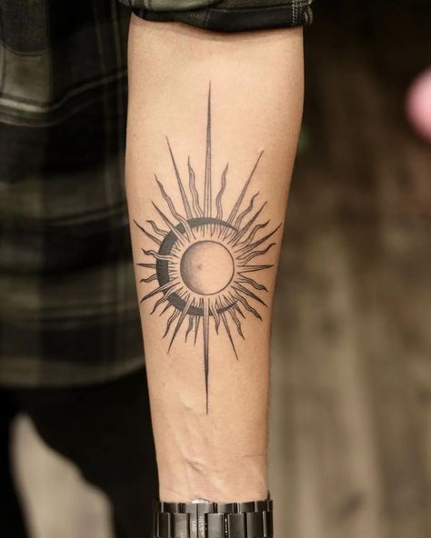 25 Sun and Moon Tattoos To Light You Up 33 Tattoo Sol Y Luna, Dragon Tattoo Circle, Sun Tattoo Men, Moon Tattoo Men, Vintage Sun And Moon, Tattoo Circle, Eclipse Tattoo, Sun And Moon Tattoos, Luna Tattoo