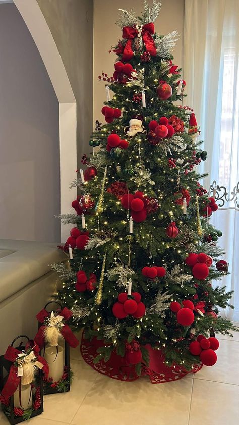 Aesthetic Xmas Tree, Roses On Christmas Tree, Red And White Christmas Tree Decor, Christmas Tree Inspo Decorating Ideas, Classic Red Christmas Tree, Traditional Christmas Decorations Tree, Red Berry Christmas Decor, Xmas Tree Aesthetic, Christmas Tree Ideas 2024 Trends