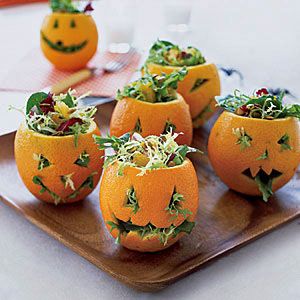 Halloween Party Food Ideas: Five Easy and Festive Recipes! Snack Halloween, Halloween Fingerfood, Teen Halloween Party, Plat Halloween, Halloween Finger Foods, Teen Halloween, Diy Halloween Decor, Halloween Appetizers, Healthy Halloween