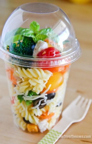 On-the-go Pasta Salad Containers are the perfect idea for picnic entertaining this summer. Beach Snacks, Lifestyle Advice, Resep Salad, Idee Pasto, Fesyen Rambut, Summer Corn Salad, Beach Meals, Summer Corn, Summer Pasta Salad