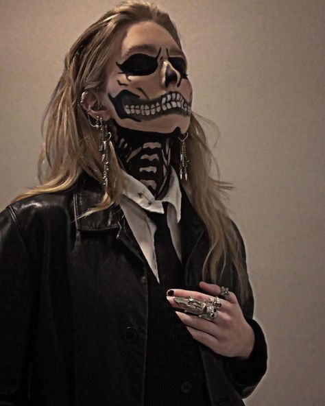 Skeleton Mask Costume, Cool Skeleton Costume, Cute Skeleton Halloween Costumes, Elegant Halloween Makeup, Skeleton Goth Makeup, Skeleton Arm Makeup, Face Paint Skeleton Easy, Halloween Character Makeup Ideas, Halloween Inspo Makeup