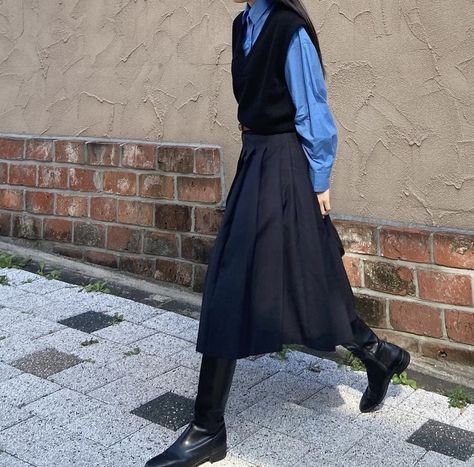 Japanese Maxi Skirt Outfit, Uniform Long Skirt, Campus Outfit, Outfit Korean Style, Modest Fashion Outfits, 가을 패션, Autumn Outfit, Office Fashion, Look Chic