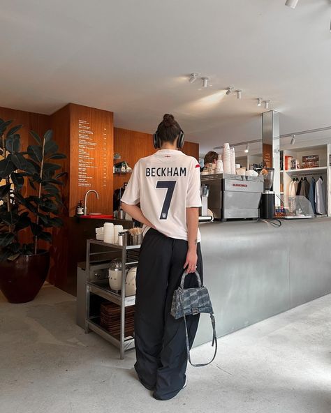 London Soccer Game Outfit, Jersey Outfit With Jeans, Hockey Jersey Streetwear, Oversized Soccer Jersey Outfit, Inter Miami Jersey Outfit, Styling Soccer Jersey Women, Nike Jersey Outfit, Courtside Outfit Basketball, Blokecore Women